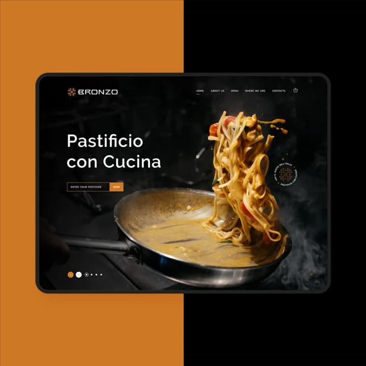 Site do Bronzo em um tablet, com um prato de massa na tela inicial