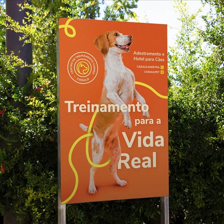 Pôster do Casulo em uma placa na rua, com um cão e o título "Treinamento para a vida real"
