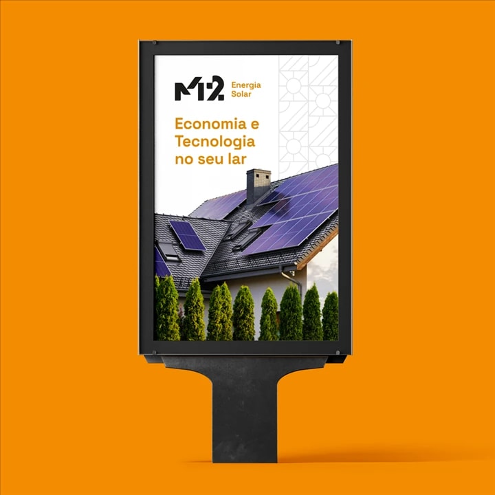 Banner da M2 Empreendimentos em um totem laranja