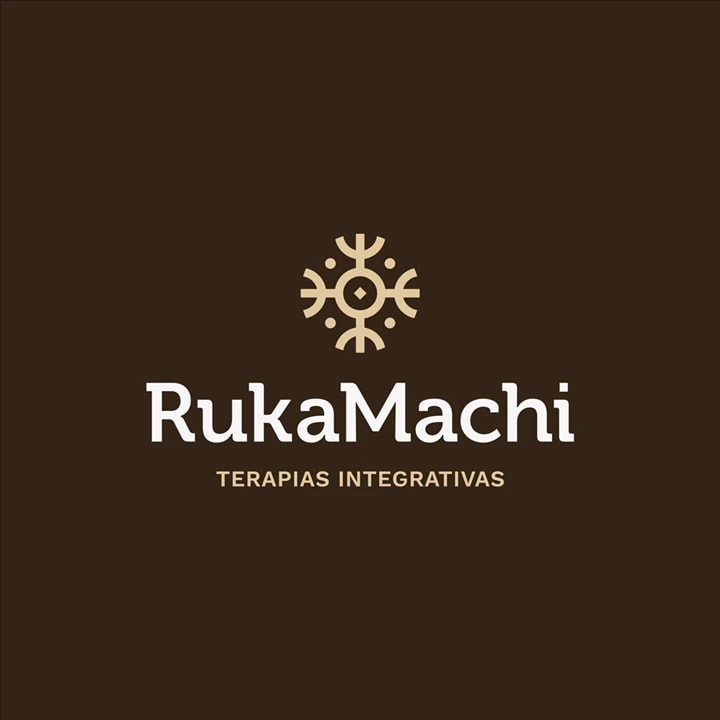 Logotipo da RukaMachi, terapias integrativas, sobre fundo marrom